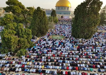عشرات الآلاف يؤدون صلاة الجمعة في الأقصى رغم عوائق الاحتلال