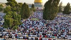 عشرات الآلاف يؤدون صلاة الجمعة في الأقصى رغم عوائق الاحتلال