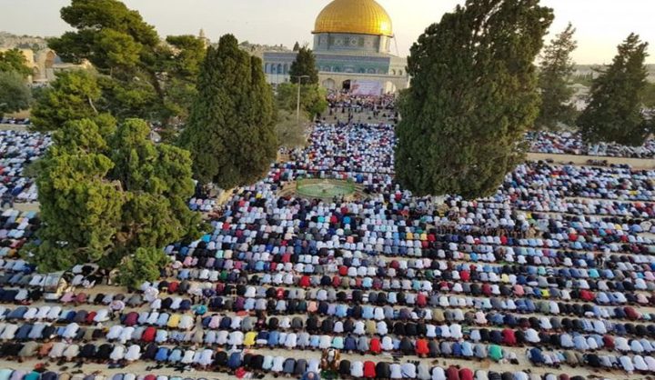 عشرات الآلاف يؤدون صلاة الجمعة في الأقصى رغم عوائق الاحتلال