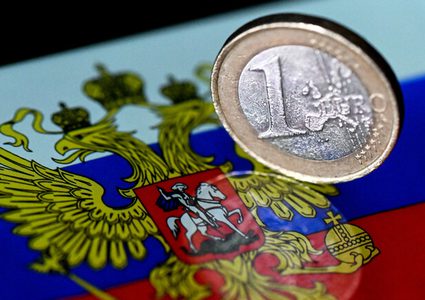 اليورو يهبط إلى دون مستوى 52 روبلا للمرة الأولى منذ 2014