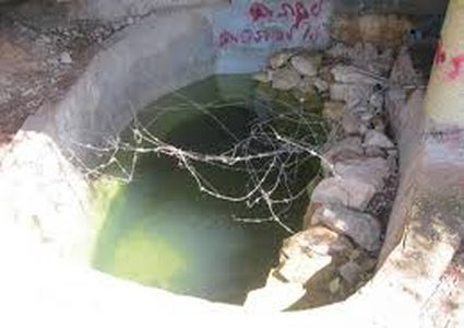 مستوطنون يقتحمون عيون المياه في الخليل