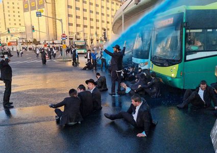 مئات المتديينين اليهود يتظاهر ضد التجنيد الاحباري