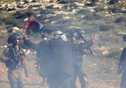 الاحتلال يعتقل مواطنا ويقمع مسيرة مناهضة للاستيطان بمسافر يطا