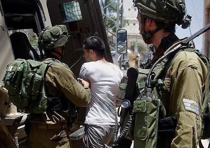 الاحتلال يعتقل ثلاثة مواطنين من الخليل