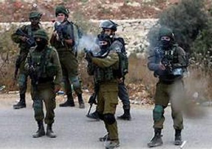 الاحتلال يصيب مواطنا بالرصاص المعدني ويسرق مبلغا ماليا خلال اقتحام مخيم الجلزون