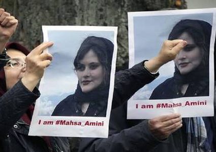 جامعات طهران تشهد مسيرات مؤيدة ومناوئة للحكومة