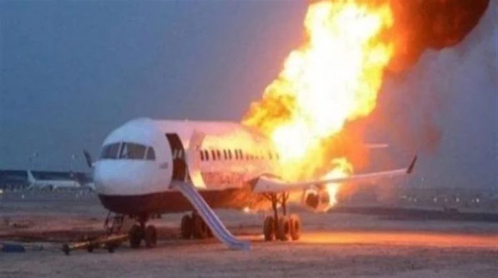 اشتعال النيران بطائرة جنحت عن أحد مدرجات مطار بيلبيك بجمهورية القرم