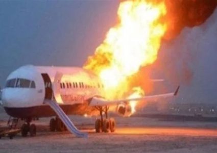 اشتعال النيران بطائرة جنحت عن أحد مدرجات مطار بيلبيك بجمهورية القرم