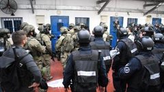 أسرى "فتح" يغلقون الأقسام في سجن "عوفر"