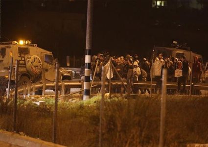 مستوطنون يهاجمون مركبات المواطنين عند حاجز "بيت إيل" شمال البيرة