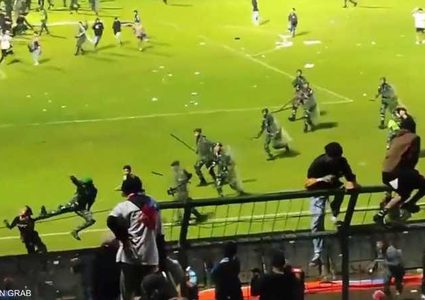 مقتل 129 شخصا في "أعمال شغب" خلال مباراة كرة قدم في اندونيسيا