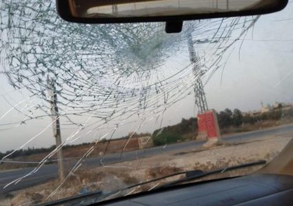 مستوطنون يرشقون مركبات المواطنين بالحجارة شرق نابلس