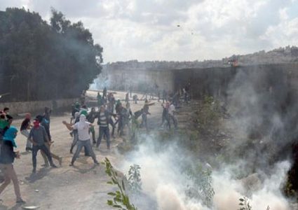 إصابات بالاختناق خلال مواجهات مع الاحتلال في محيط جامعة القدس
