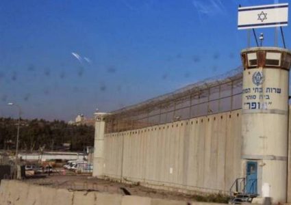 شؤون الأسرى: اعتقال شقيقة أسير بزعم طعن سجانة في" ريمون"