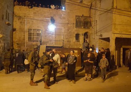 مستوطنون يهاجمون منازل المواطنين على مدخل البيرة الشمالي