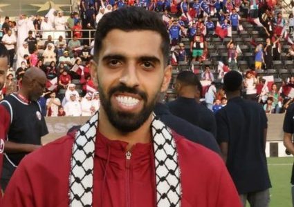 كابتن منتخب قطر يتوشح الكوفية الفلسطينية خلال التدريبات استعدادا لكأس العالم