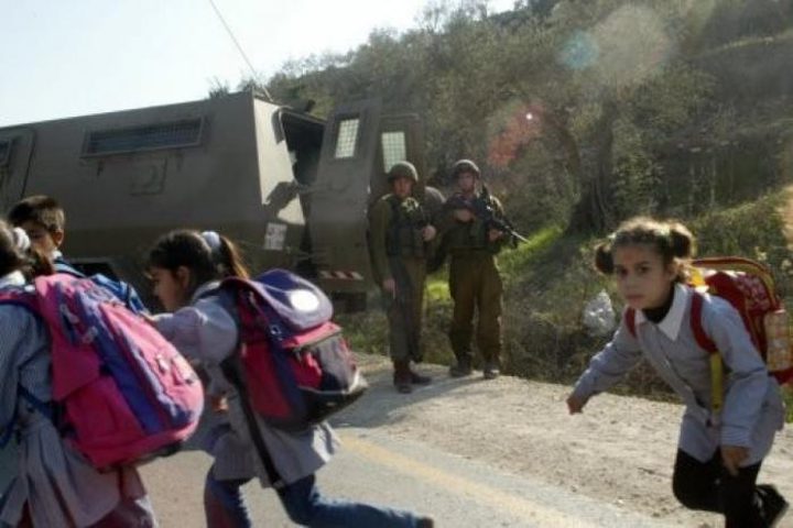 الاحتلال يستهدف بقنابل الغاز مدرسة تل الثانوية غرب نابلس