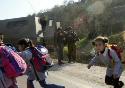 الاحتلال يستهدف بقنابل الغاز مدرسة تل الثانوية غرب نابلس