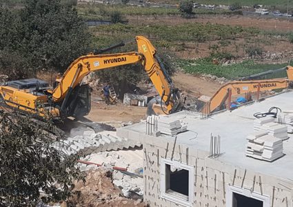 هدم منزل من طابقين في بيت عينون شرق الخليل