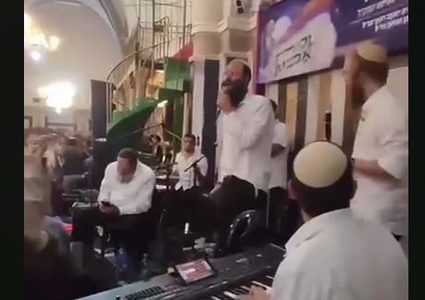 مستوطنون ينتهكون حرمة المسجد الإبراهيمي ويقيمون حفلا غنائيا داخله