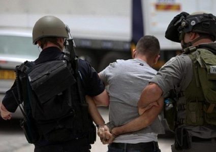 قوات الاحتلال تعتقل طفلا من قرية الجيب شمال غرب القدس