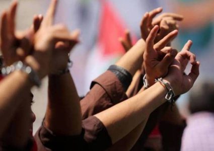 لليوم التاسع: 30 معتقلا إداريا يواصلون إضرابهم المفتوح عن الطعام