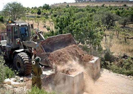 الاحتلال يغلق عدة طرق بالسواتر الترابية جنوب الخليل