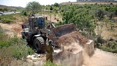 الاحتلال يغلق عدة طرق بالسواتر الترابية جنوب الخليل