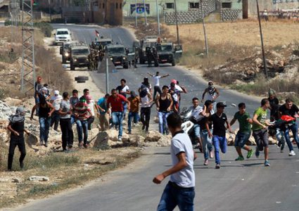 إصابات بالاختناق خلال مواجهات مع الاحتلال على حاجز بيت فوريك