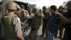 الاحتلال يعتقل أربعة مواطنين من الخليل