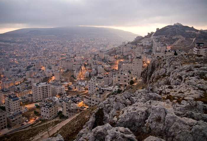 نابلس: اعتقال مواطنيْن وتجمعات للمستوطنين على حدود المدينة