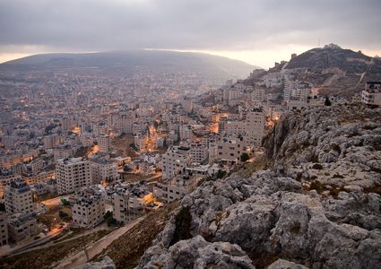 نابلس: اعتقال مواطنيْن وتجمعات للمستوطنين على حدود المدينة