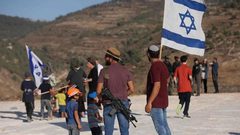 مستوطنون يهاجمون مدرسة حوارة الثانوية