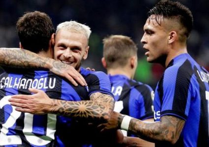 إنتر ميلان يفوز على برشلونة بهدف ويهدده بالخروج من الدور الأول