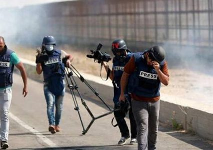 الإعلام الرسمي يدين استهداف طواقم تلفزيون فلسطين من قبل الاحتلال