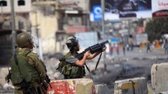 الاحتلال يهاجم طلبة المدارس في المنطقة الجنوبية من الخليل ويصيب عددا منهم