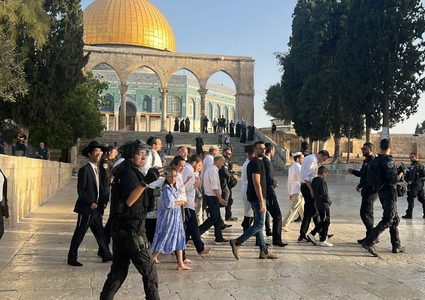 مستوطنون يقتحمون المسجد الأقصى وسط حماية مشددة من قوات الاحتلال