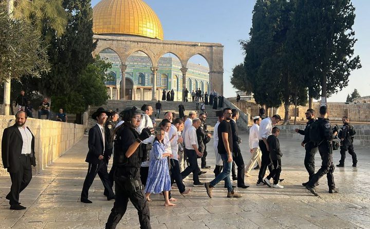 مستوطنون يقتحمون المسجد الأقصى وسط حماية مشددة من قوات الاحتلال