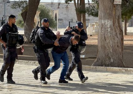 الاحتلال يعتقل شابين من باحات المسجد الأقصى المبارك