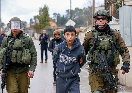 قوات الاحتلال تعتقل طفلين من باب العمود بالقدس