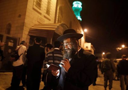 مستوطنون يقتحمون محيط مسجد النبي يونس في حلحول