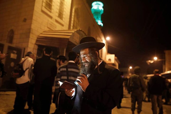 مستوطنون يقتحمون محيط مسجد النبي يونس في حلحول