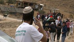 مستوطنون يهدمون خيمة ويدمرون خلايا شمسية وخزان مياه في الفارسية