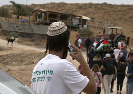 مستوطنون يهدمون خيمة ويدمرون خلايا شمسية وخزان مياه في الفارسية