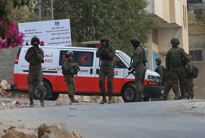 الخليل:إصابة شاب برصاص قوات الاحتلال في بيت أمر