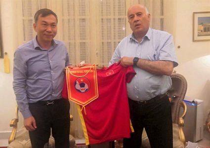 الرجوب يبحث تعزيز التعاون مع رئيس الاتحاد الفيتنامي لكرة القدم