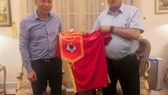 الرجوب يبحث تعزيز التعاون مع رئيس الاتحاد الفيتنامي لكرة القدم