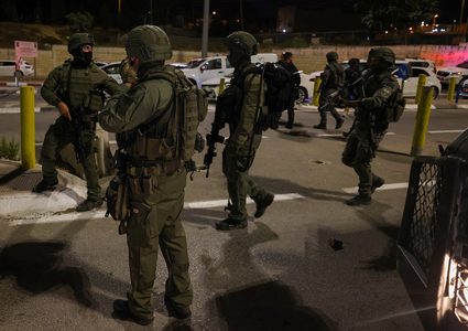 إصابات بالاختناق خلال اقتحام الاحتلال لمخيم شعفاط واعتقال 4 شبان شمال القدس