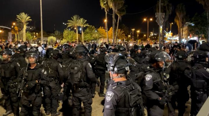 قوات الاحتلال تعتدي على المواطنين العالقين عند مدخل عناتا