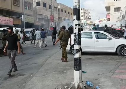 مستوطنون يعربدون وسط حوارة بحماية قوات الاحتلال